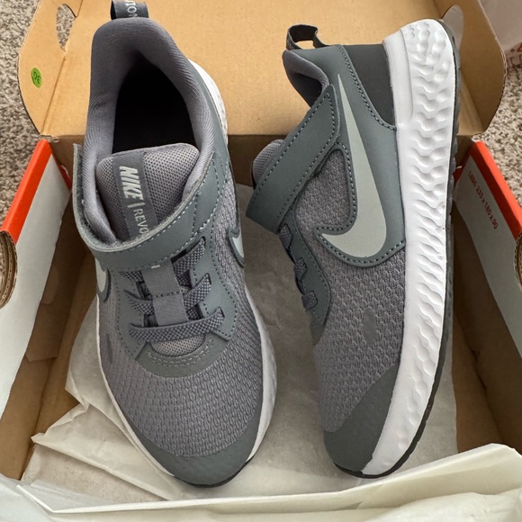 Nike 12C Kids Gray Tennis Shoes - Picture 2 of 5